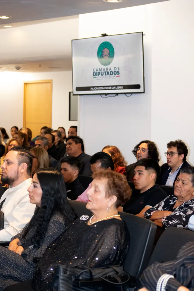 Asistentes reunidos en el salón durante la ceremonia de entrega de títulos.