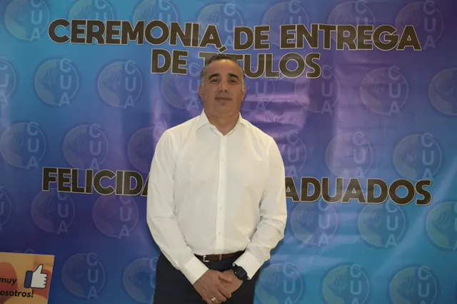 Retrato de un graduado durante la celebración. Graduación del 7 de julio de 2025.