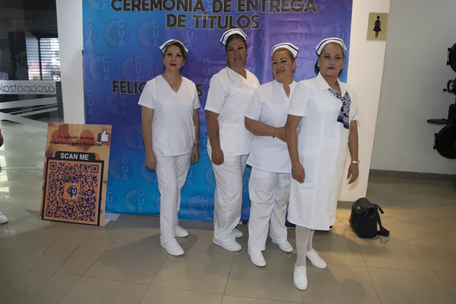Grupo de participantes con uniformes blancos en la ceremonia. Graduación del 7 de julio de 2025.