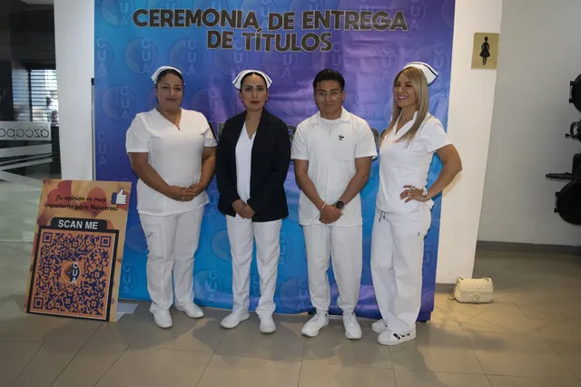 Grupo de asistentes reunidos frente al fondo de graduación. Graduación del 7 de julio de 2025.