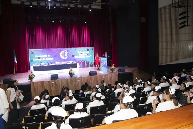 Panorámica del público y el escenario durante la graduación. Graduación del 7 de julio de 2025.
