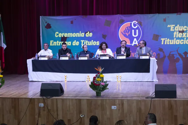 Autoridades académicas en la mesa principal de la ceremonia. Graduación del 7 de julio de 2025.