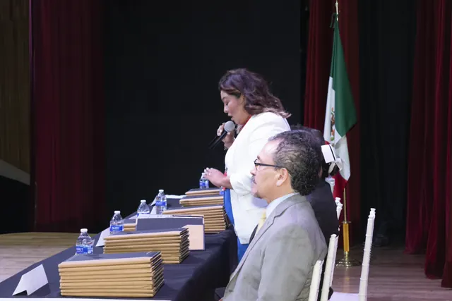 Documentos preparados sobre la mesa para la ceremonia de entrega. Graduación del 7 de julio de 2025.