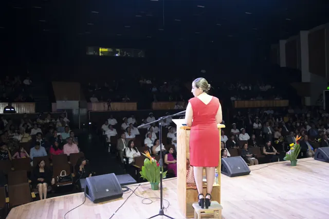 Participante se dirige al público desde el escenario. Graduación del 7 de julio de 2025.