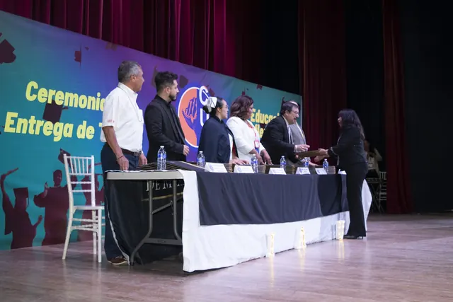Graduado durante la entrega de documentos frente a las autoridades. Graduación del 7 de julio de 2025.