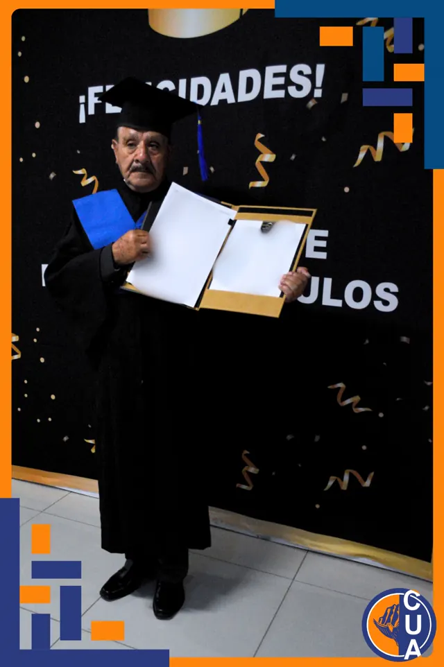 Graduado con bigote, birrete y estola azul muestra su carpeta de titulación abierta.