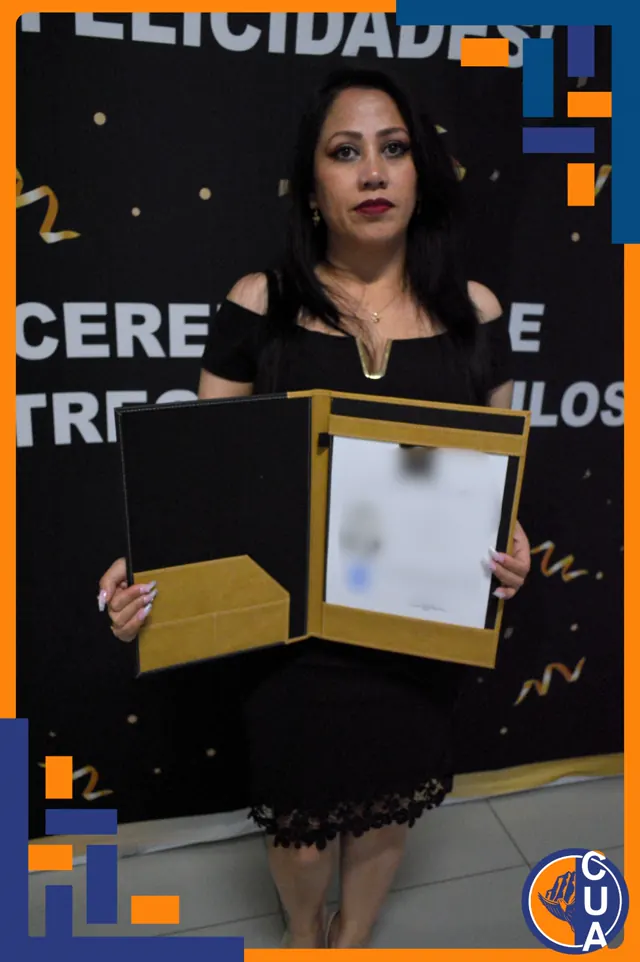 Retrato de una egresada con vestido negro y su carpeta de titulación abierta.
