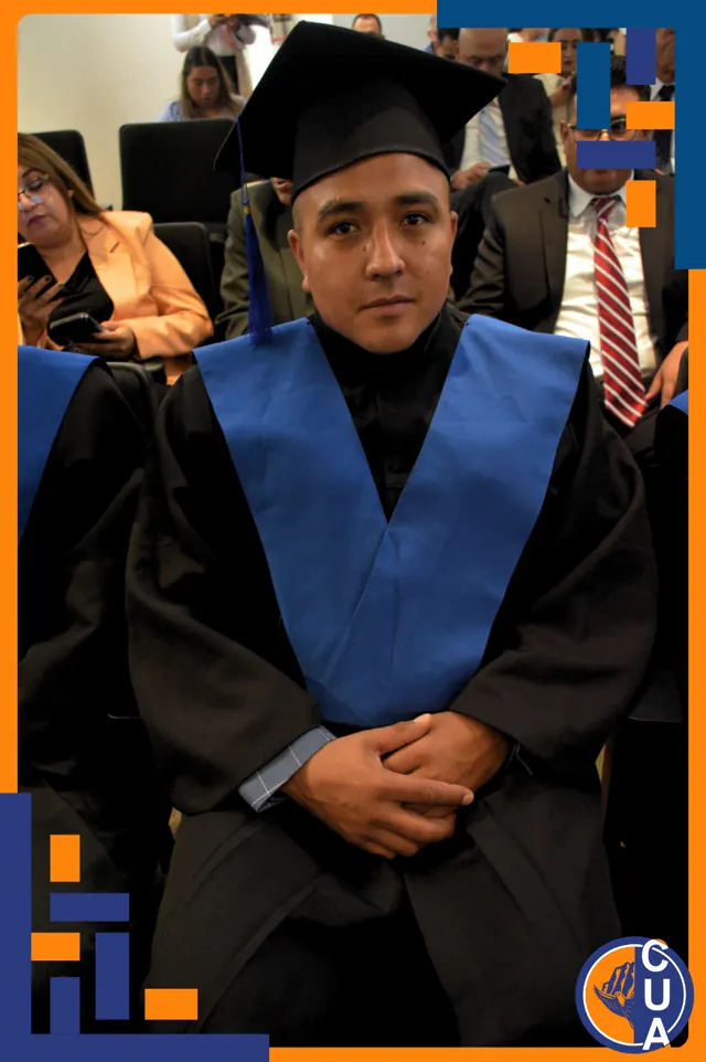 Retrato de un graduado sentado, con birrete negro, estola azul y las manos entrelazadas.
