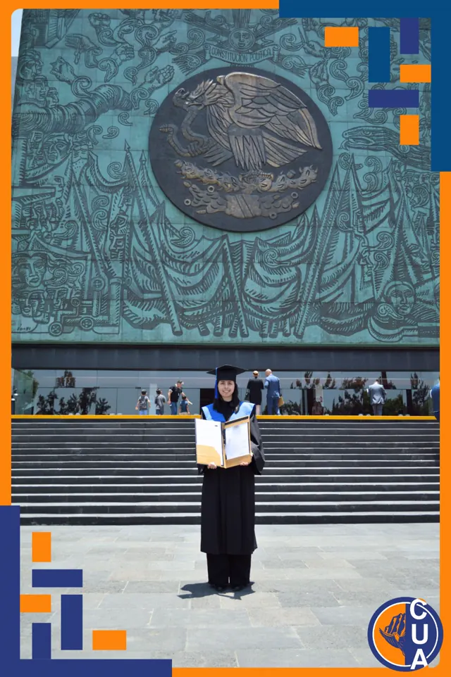 Graduada con toga y birrete muestra su título al pie de una escalinata, frente a un gran mural.
