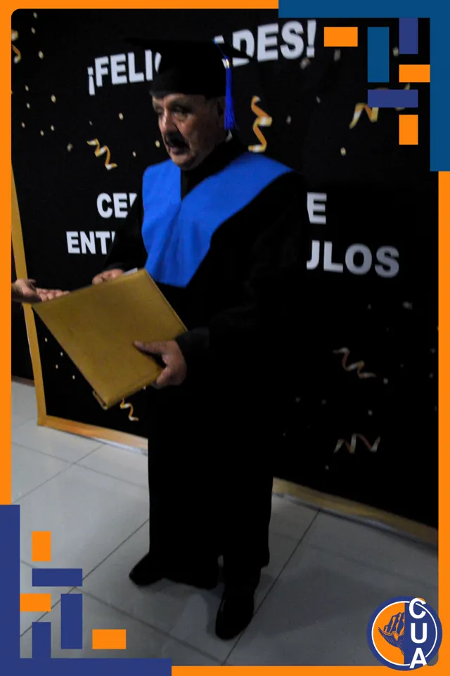 Graduado con toga negra y estola azul sostiene una carpeta dorada durante la entrega de títulos.
