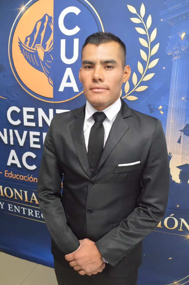 Participante con traje negro y corbata negra posa con las manos juntas frente al logotipo de Acacias.