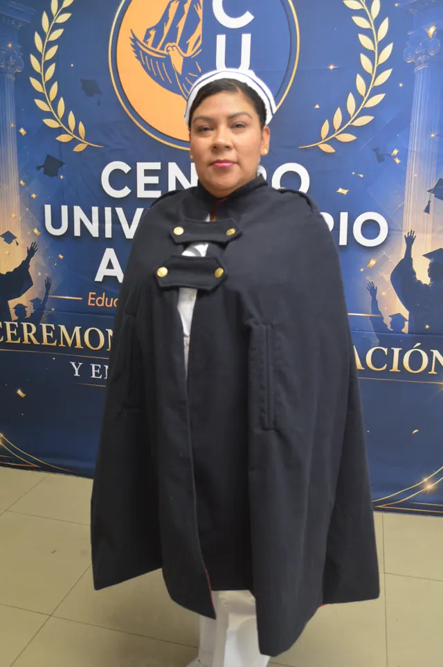 Participante con uniforme de enfermería, cofia blanca y capa azul posa frente al fondo de Acacias.
