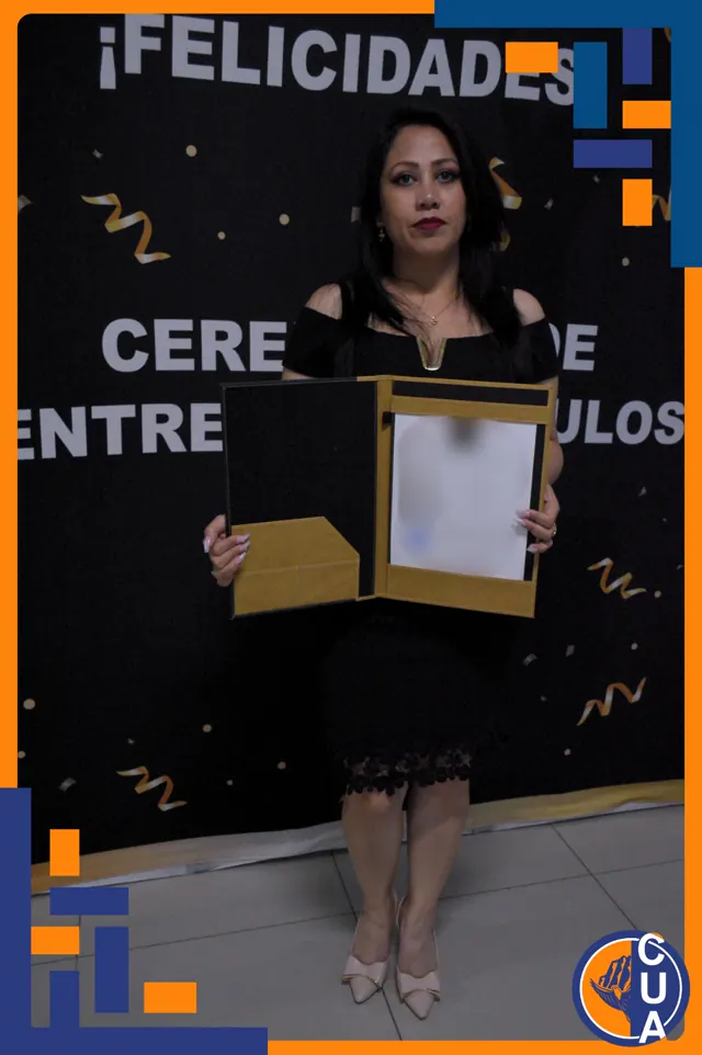Egresada con vestido negro muestra su reconocimiento. Graduación del 14 de junio de 2025.